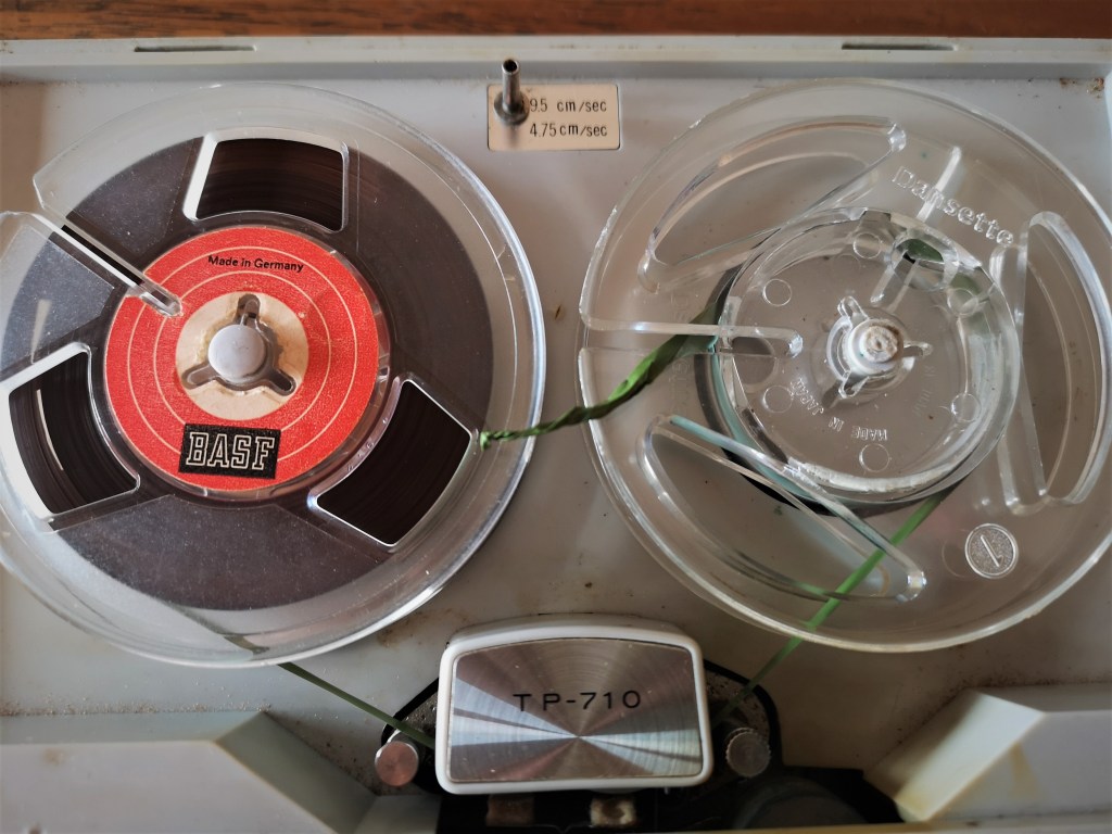 Niños felices en una cinta&nbsp;encontrada