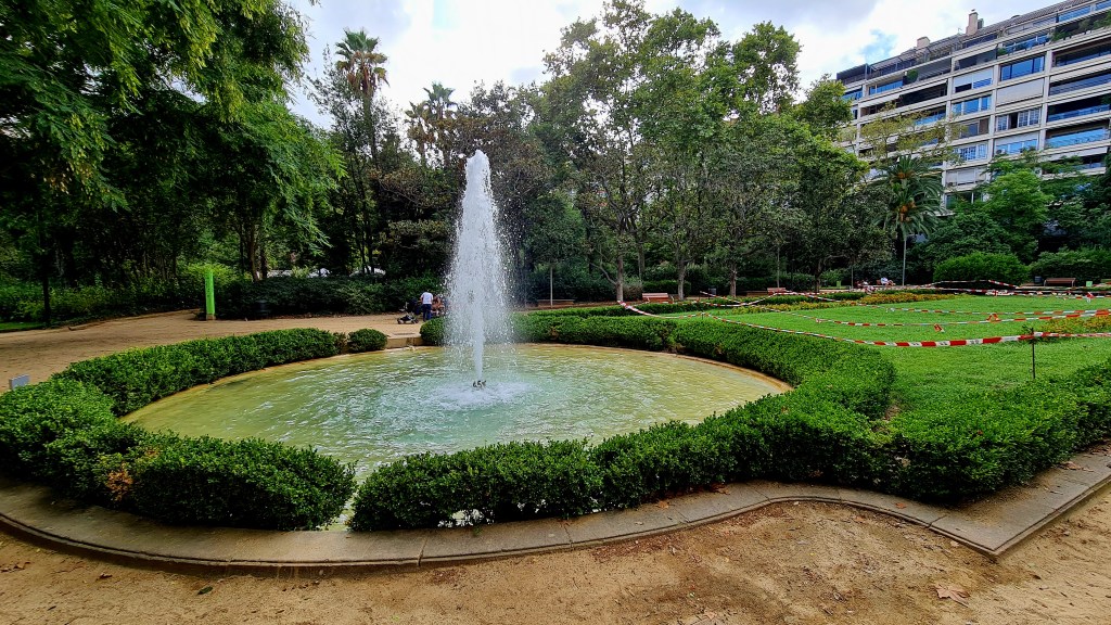 Fonts de Barcelona, circular de les magnòlies al Turó Parc&nbsp;(1)