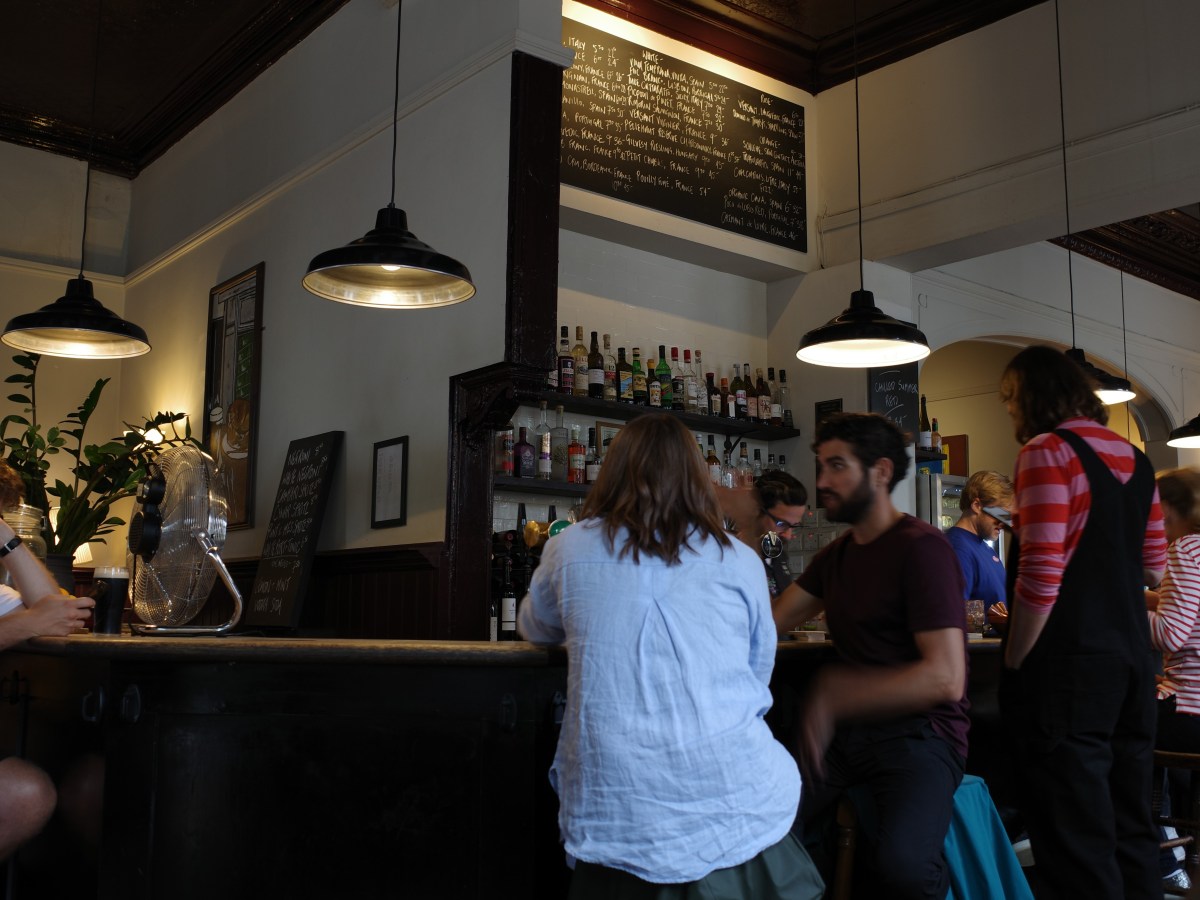 15 minutos de ambiente sonoro de un pub&nbsp;londinense