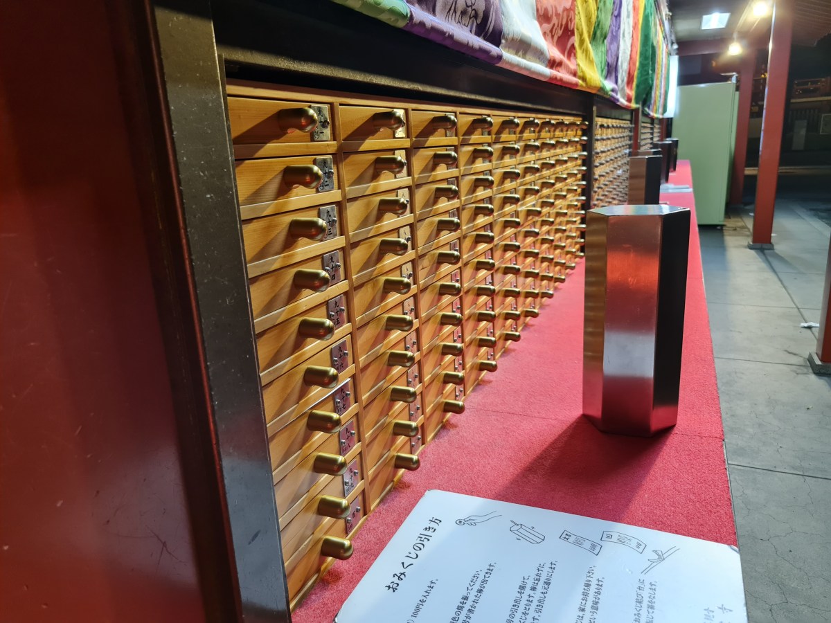 Sons dels omikuji al temple Sensō-ji de&nbsp;Tòquio